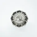 Nahaufnahme Detailaufnahme der verzierten Vintage Filigran Blumen Schmuckfassung mit Steinen. - Ring (Leerrahmen) / Silber