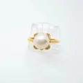 Vista detallada del anillo de perlas chapado en oro con engaste floral de circonita, joya. - Anillo / Cuentas acrílicas / Dorado