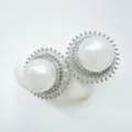 Elegantes pendientes de perlas con deslumbrantes halos de circonita en diseño de lujo. - Pendientes - Plateado (Perla de Acrílico)