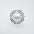 Nahaufnahme eines eleganten Perlenrings mit funkelndem Strass-Kristall-Heiligenschein. - Ring (Acrylperle) / Silber