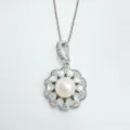 Exquisite Detailaufnahme der glänzenden Perle und Perlmutt Blumen Anhänger Kette. - Weißes Perlmutt Anhänger (Acrylperle) / Silber