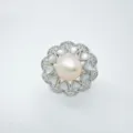 Exquisite Blumen Perlen Ringfassung mit Perlmutt und glitzernden Zirkonia Steinen. - Weißes Perlmutt Ring (Silber - Acrylperle)