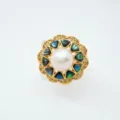 Nahaufnahme eines DIY Gold Blumen Ring Rohlings mit Perle und bunten Abalone Muschel Einlagen. - Abalone-Muschel Ring (Gold - Acrylperle)