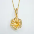 Nahaufnahme Detail einer vergoldeten Blumen-Anhänger-Fassung mit funkelnden Zirkonia. - Spitze Anhänger Ohne Kette Gold Blanko