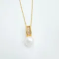 Elegante goldene Halskette mit funkelnden Baguette Steinen und feinem Perlen Anhänger. - Nur Anhänger (Ohne Kette) / Naturperle / Gold