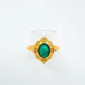 Nahaufnahme Detailaufnahme des vintage retro Hofstil Türkis Rings mit funkelnden Kristallen. - Ring / Gold