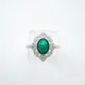 Detailansicht des Vintage-Palast-Grünsteinrings mit exquisitem Kristallrand & Metall. - Ring / Silber