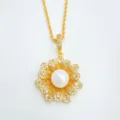 Detailansicht der eleganten vergoldeten Blumen-Perlen-Halskette mit funkelnden Zirkonia-Steinen. - Anhänger Ohne Kette / Gold