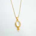 Französischer Vintage-Halskette mit vergoldeter Kette und elegantem Perlmutt-Anhänger. - Nur Anhänger (Ohne Kette) / Leere Fassung / Gold