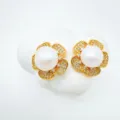 Nahaufnahme vergoldeter Perlen Blumen Ohrstecker mit kleinen funkelnden Zirkonia Steinen. - Ohrringpfosten (Goldfarben Künstliche Perle)