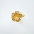 Detailansicht des goldenen Blumenrings mit filigranen Pavekristallen und strukturierter Textur. - Ring (Goldfarben Leere Basis)