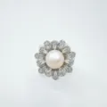 Detailansicht des exquisiten Blumen-Perlenrings mit Mikropaved-Zirkon und Perlenbesatz. - Ring mit Acrylperle / Silber