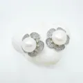 Wunderschöne Perlenblüten-Ohrstecker mit glitzerndem Zirkonia-Pavé in Silberoptik. - Ohrringpfosten (Silberfarben Acrylperle)