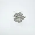 Detailansicht des silbernen Blumenrings mit funkelnden Zirkonien und zentraler Fassung. - Ring (Silberfarben Leere Basis)