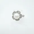 Eleganter Perlenblumenring mit funkelnden Zirkoniasteinen auf einem Silberband fur Damen. - Ring (Silberfarben Acrylperle)