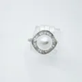 Detailed view of the vintage geometric pearl ring adorned with sparkling side stones, elegant. - Ring (Artificial Pearl) / Small / Silver