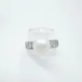 Eleganter Perlenring mit einer zentralen weißen Perle und funkelnden Baguettesteinen Damen. - Ring / Acrylperlen / Silber