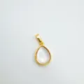 Primo piano di un ciondolo a goccia in madreperla e oro 18k, dettaglio di gioiello prezioso. - Goccia d'Acqua Conchiglia Bianca (Solo Ciondolo)