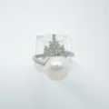 Primer plano detallado de anillo de perla y corona, diseño elegante con zirconias. - Plateado (Perla Acrílica)