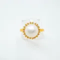 Dettaglio squisito anello perla oro con grande perla bianca e montatura di pietre lucide. - Anello / Perline acriliche / Oro
