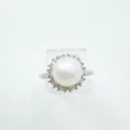 Dettaglio di anello con perla elegante circondato da zirconi scintillanti e luminosi. - Anello / Perline acriliche / Argento