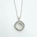 Silberfarbene Anhänger Halskette mit einzigartigem geometrischem Design und funkelndem Stein. - Anhänger Ohne Kette (Leere Fassung Stil) / Ohne Kette / Silber