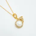 Detailansicht des Perlen Zirkonia Kürbis Anhängers, edler goldfarbener Modeschmuck Halsschmuck. - Flaschenkürbis Anhänger Goldfarben Ohne Kette (Natürliche Perle 10mm)