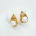 Nahaufnahme eleganter vergoldeter Perlen Zirkonia Ohrringe mit edlem Kürbis Design. - Flaschenkürbis Ohrstecker Goldfarben (Natürliche Perle 10mm)