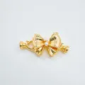 Nahaufnahme des vergoldeten Schleifen-Halskettenverschlusses mit Perlenakzenten für Schmuck. - Schleifenverschluss / Gold