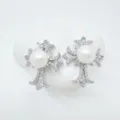 Detailansicht von französischen Perlen Zirkon Kreuz Schmuck Accessoires, elegant. - Ohrstecker / Acrylperlen / Silber