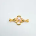 Gros plan sur le détail du fermoir trèfle de bijoux dorés avec zircone, belle pièce DIY. - Fleur à quatre feuilles (Or) / Or