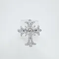 Detaillierte Nahaufnahme eines Vintage Zirkonia Gotischen Kreuz Rings auf Acrylhalter. - Ring / Leere Fassung / Silber