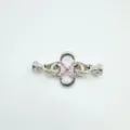 Gros plan detaille du fermoir de bijou argente avec design de fleur en zircone rose. - Fleur à quatre feuilles (Argent) / Argent