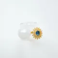 Vista de detalle del componente de joyeria DIY con gema azul vintage y perla grande. - Anillo / Decoración de perlas artificiales / Dorado