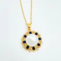 Nahaufnahme der goldenen Perlenkette mit blauem Edelstein und funkelndem Diamantblumenanhänger. - Nur Anhänger (Ohne Kette) / Mit Süßwasserperle / Gold