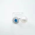 Elegante anillo abierto con racimo de circonitas azules y gran perla blanca en metal. - Anillo / Perla Natural / Plateado