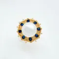 Detailaufnahme des Vintage Perlenrings im Sonnenblumen Design mit blauen Edelsteinen. - Ring / Mit Acrylperle / Gold