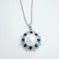 Nahaufnahme der Vintage-Perlenkette mit blauem Edelstein- und Strass-Sonnenblumen-Anhänger. - Nur Anhänger (Ohne Kette) / Mit Acrylperle / Silber