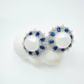 Vintage Perlen Ohrringe Zubehör mit blauen Edelsteinen und glänzendem Zirkonia Blumen Design. - Ohrstecker / Mit Acrylperle / Silber