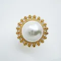 Nahaufnahme Detail des goldenen Vintage Perlenrings mit Kristallhalo, edler Look und Glanz. - Ring Gold Künstliche Perle