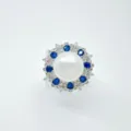 Nahaufnahme Detail des Vintage Perlenrings mit einer großen Perle umgeben von blauen Steinen. - Ring / Mit Acrylperle / Silber