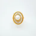 Dettaglio anello perla ovale vintage, cornice dorata con strass lucidi e raffinati. - Anello - Perla Artificiale / Oro