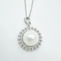 Perlenanhänger mit weißer Perle und funkelndem Zirkoniasteinhalo für elegante Damenmode. - Anhänger Ohne Kette Silber Künstliche Perle