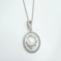 Elegante collana con ciondolo di perla ovale con accenti di pietra per gioielli da donna. - Ciondolo Solo (Senza Catena) - Perla Artificiale / Argento