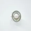 Anello ovale vintage con perla centrale, dettagli brillanti e raffinato bordo cordonato. - Anello - Perla Artificiale / Argento