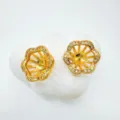 Nahaufnahme Detail von vergoldeten Blumen DIY Schmuckfassung Rohlinge mit kleinen Steinen. - Spitze Ohrringpfosten Gold Blanko