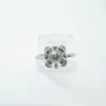 Anillo de metal plateado en forma de flor con piedras de circonita brillante para mujer. - Anillo / Montura vacía / Plateado