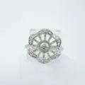 Nahaufnahme einer silbernen Blumen-Ringfassung mit funkelnden Steinen für DIY Schmuck. - Spitze Ring Silber Blanko