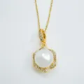 Elegante vergoldete weiße Perlen Blumen Anhänger Halskette mit glitzerndem Kristall. - Spitze Anhänger Ohne Kette Gold Künstliche Perle