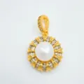 Primo piano di lussuoso ciondolo di perla rotonda placcato oro con bordo di strass brillanti. - solo ciondolo / Perla in Acrilico da 9mm / Oro